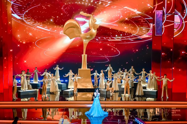 国内股票配资资讯 2025中国金鸡百花电影节开幕 黄渤周冬雨点亮金鸡 陈飞宇迎主持人首秀