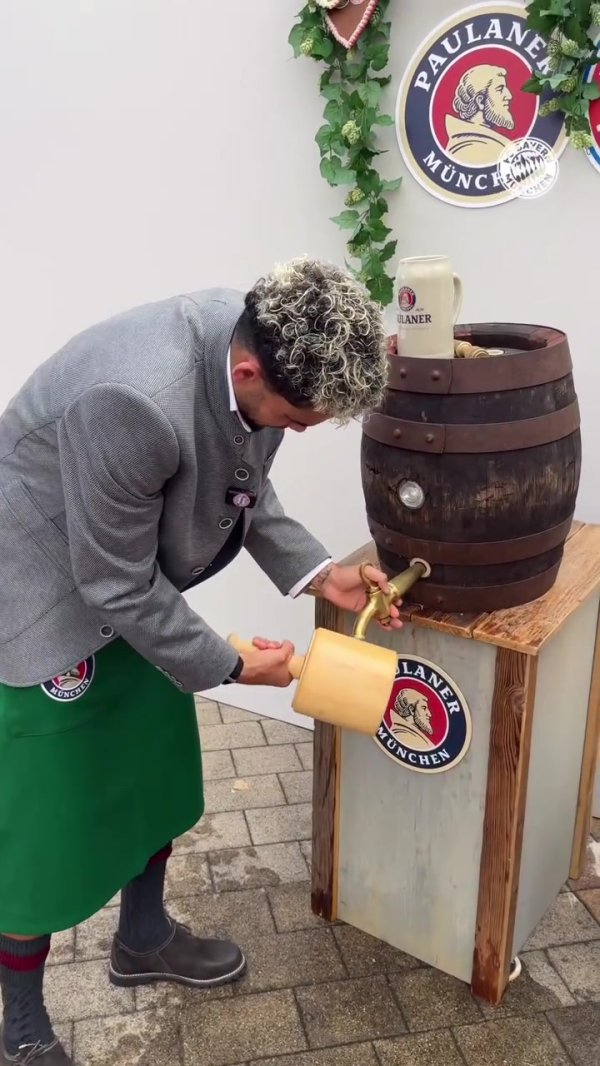 萧山股票配资 拜仁社媒晒诺伊尔、迪亚斯接啤酒视频：为德国啤酒节干杯！